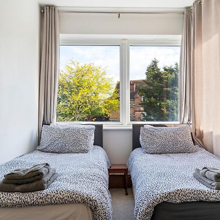 Modern 2 Bedroom Apartment In Mitcham, London ภายนอก รูปภาพ