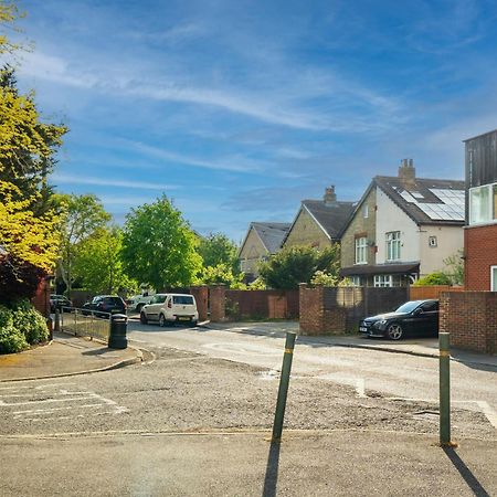 Modern 2 Bedroom Apartment In Mitcham, London ภายนอก รูปภาพ
