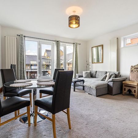 Modern 2 Bedroom Apartment In Mitcham, London ภายนอก รูปภาพ