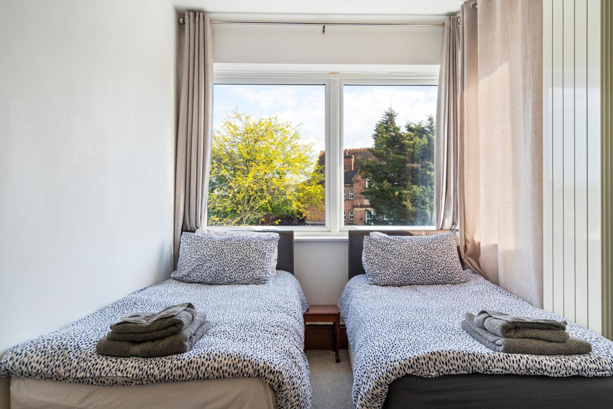 Modern 2 Bedroom Apartment In Mitcham, London ภายนอก รูปภาพ