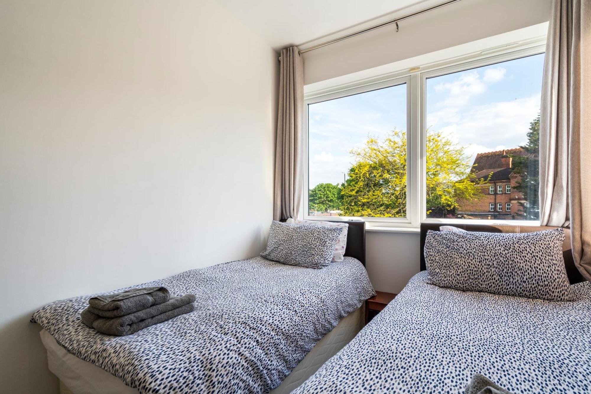 Modern 2 Bedroom Apartment In Mitcham, London ภายนอก รูปภาพ