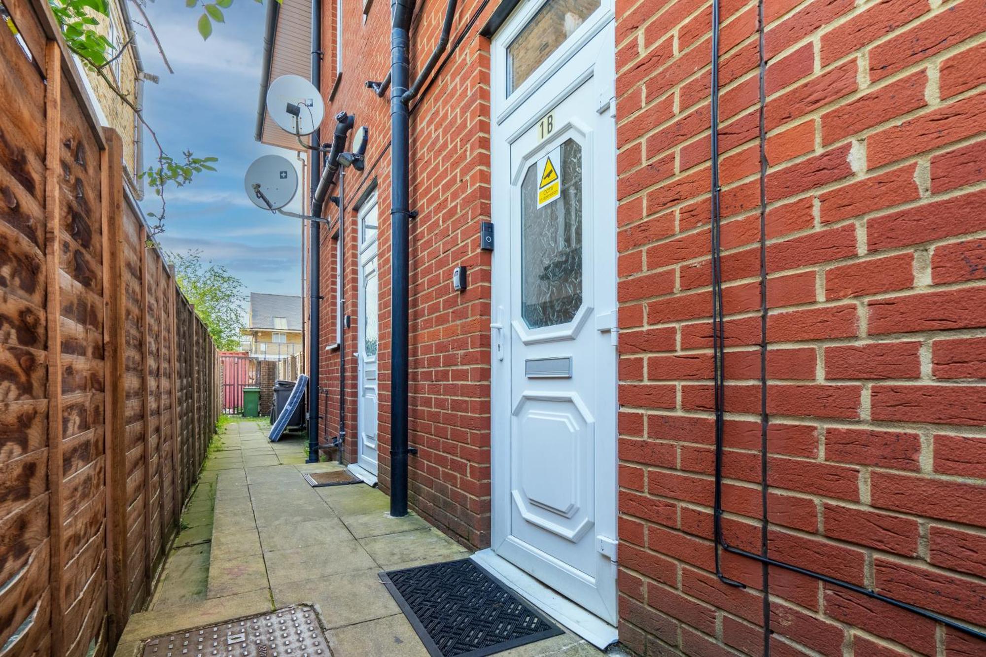 Modern 2 Bedroom Apartment In Mitcham, London ภายนอก รูปภาพ