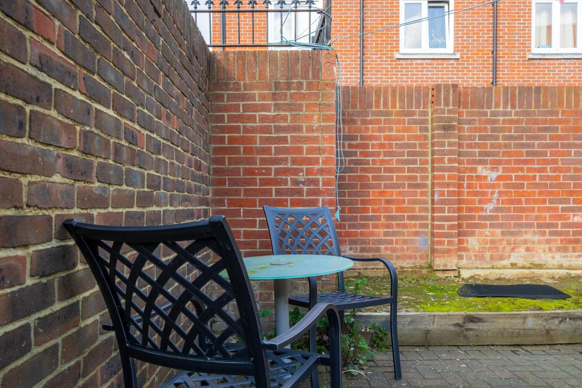 Modern 2 Bedroom Apartment In Mitcham, London ภายนอก รูปภาพ