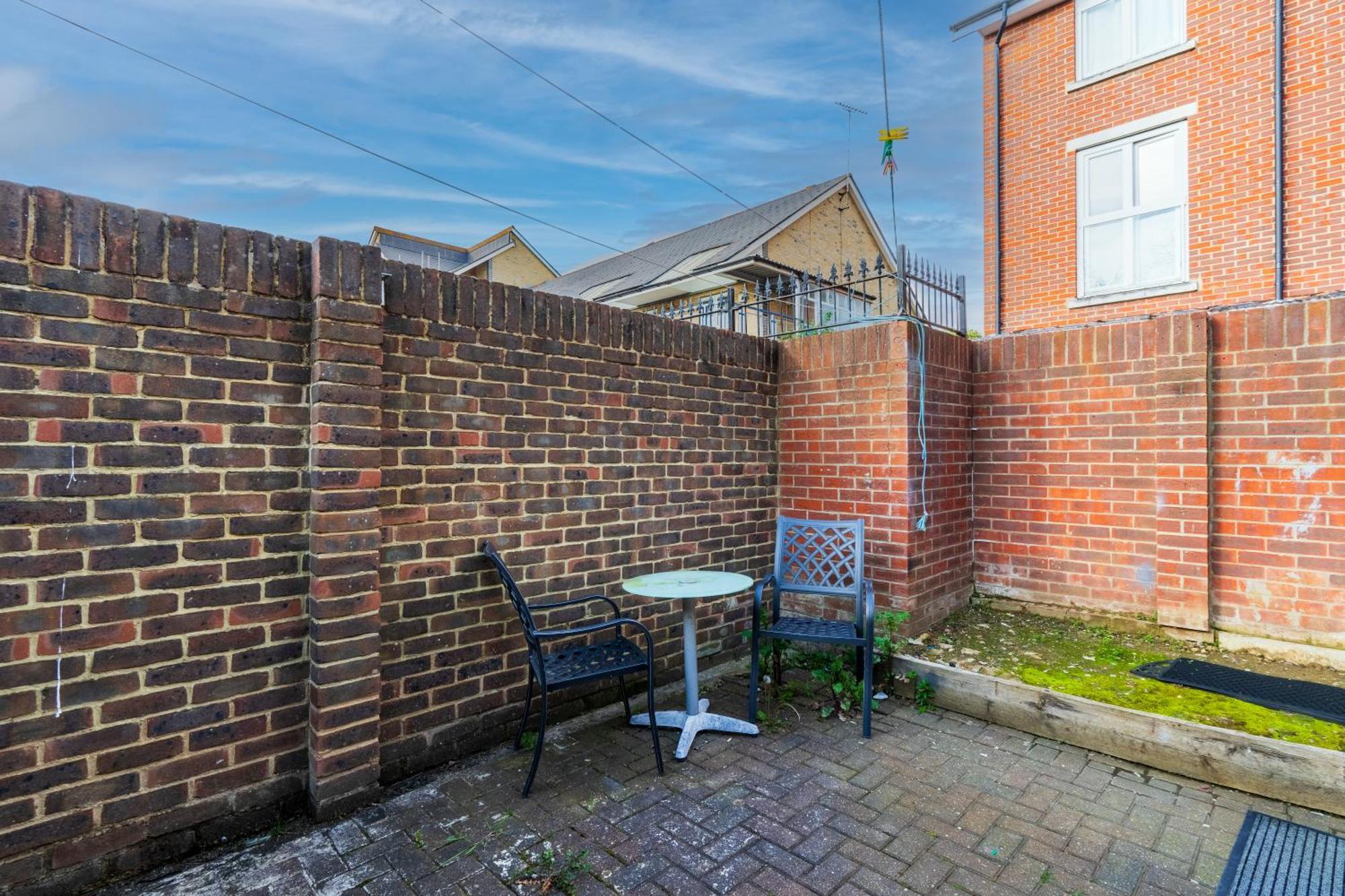 Modern 2 Bedroom Apartment In Mitcham, London ภายนอก รูปภาพ