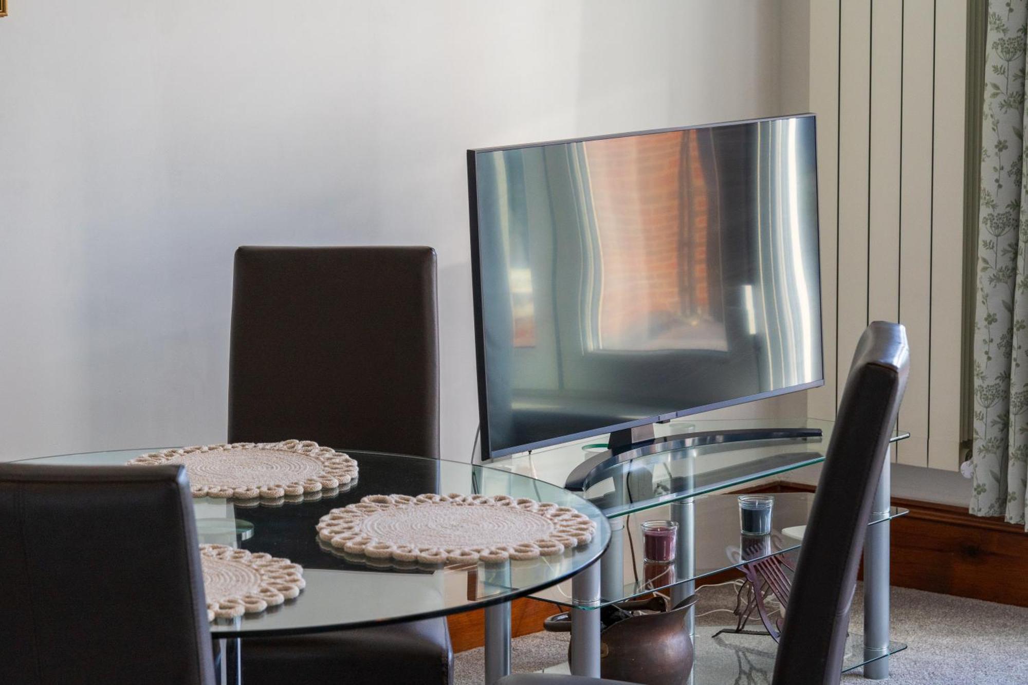 Modern 2 Bedroom Apartment In Mitcham, London ภายนอก รูปภาพ