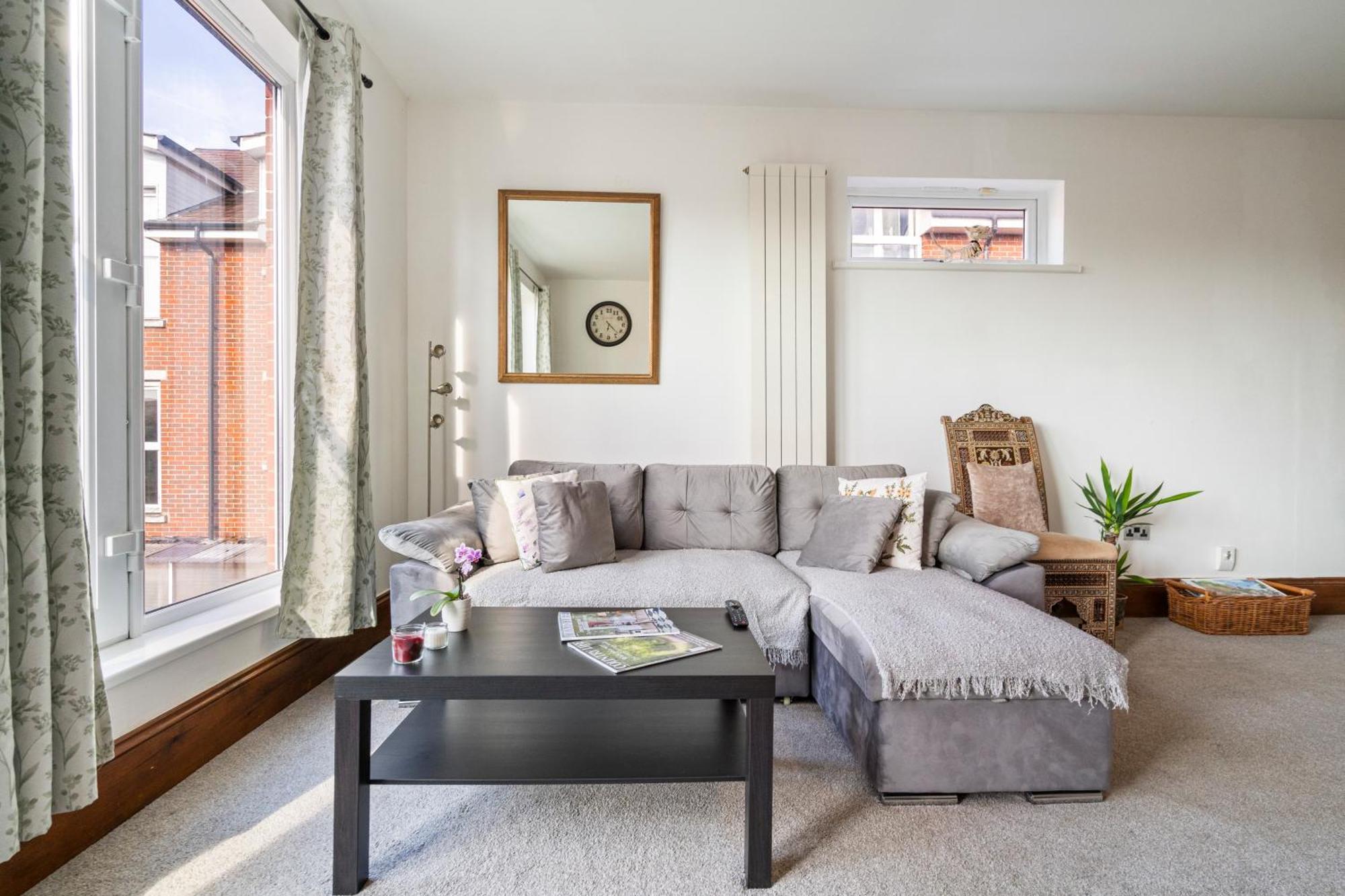 Modern 2 Bedroom Apartment In Mitcham, London ภายนอก รูปภาพ