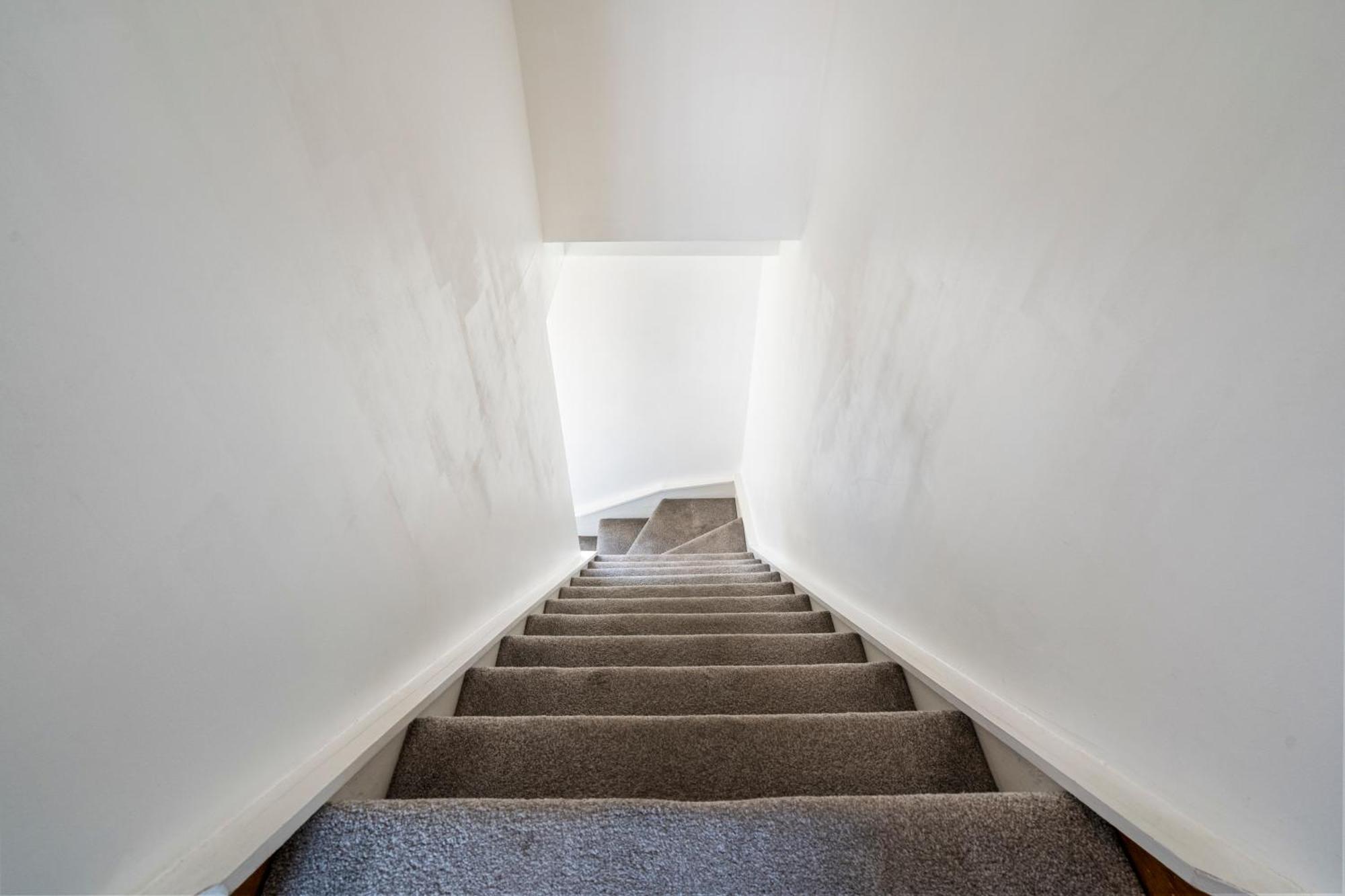 Modern 2 Bedroom Apartment In Mitcham, London ภายนอก รูปภาพ