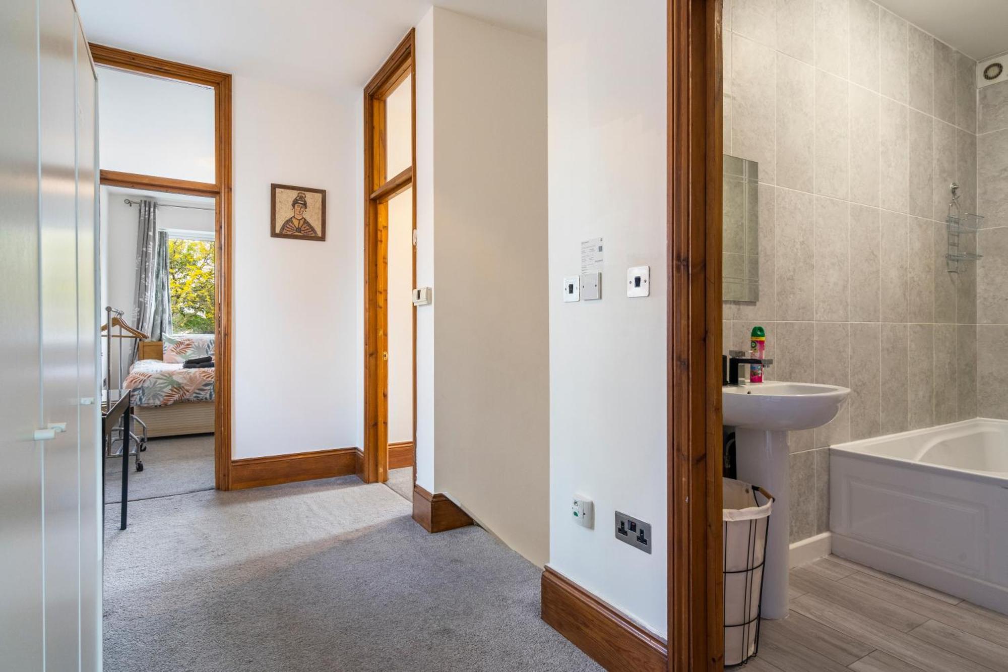 Modern 2 Bedroom Apartment In Mitcham, London ภายนอก รูปภาพ