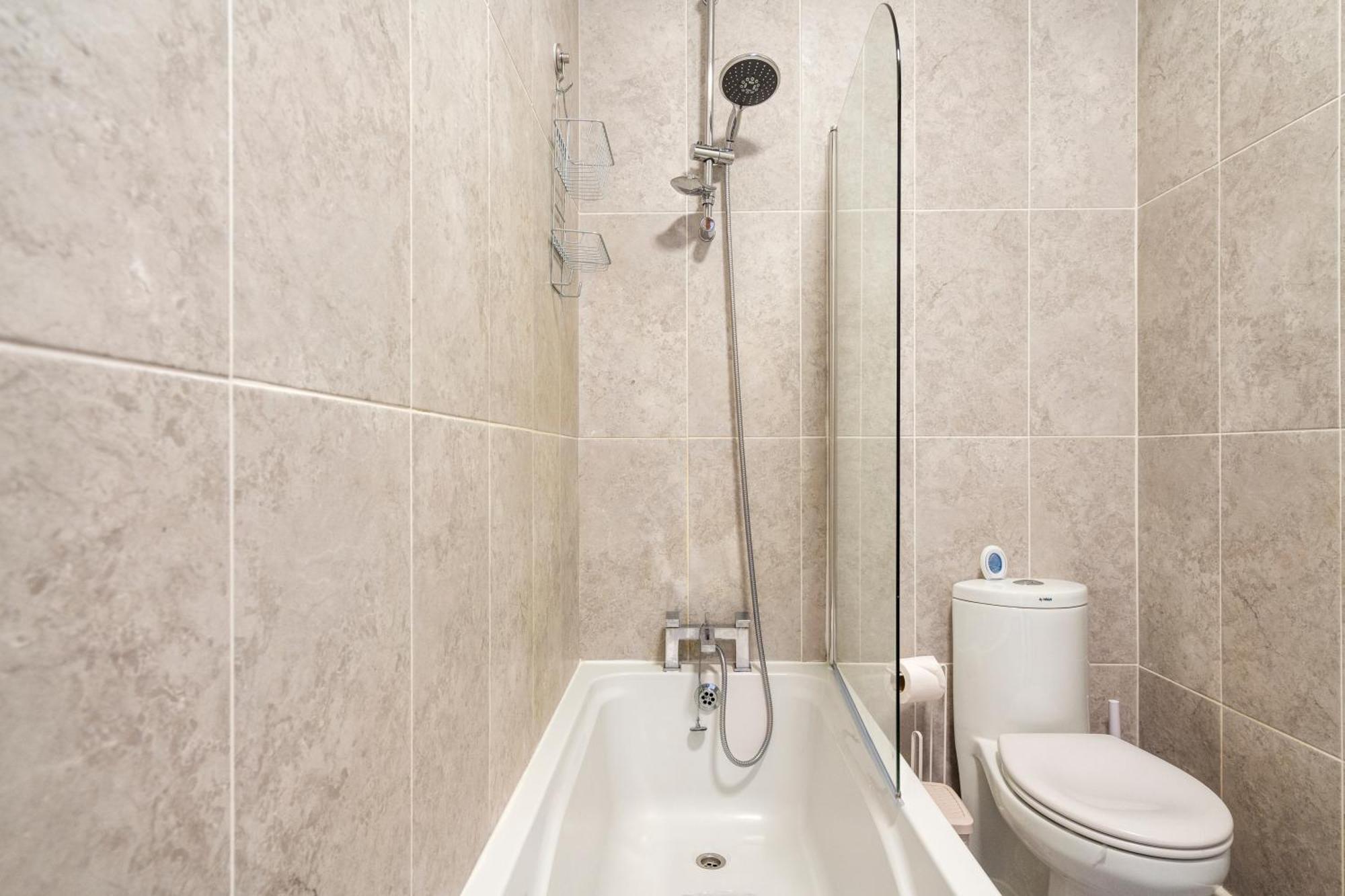 Modern 2 Bedroom Apartment In Mitcham, London ภายนอก รูปภาพ
