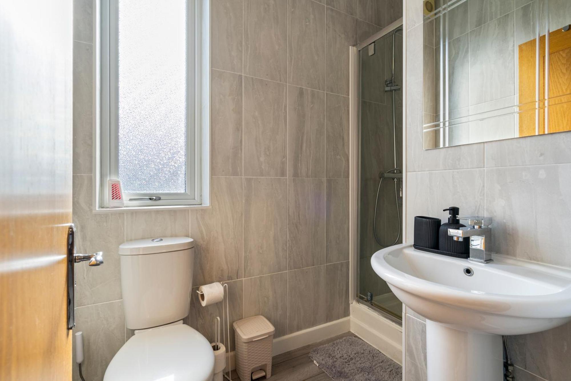 Modern 2 Bedroom Apartment In Mitcham, London ภายนอก รูปภาพ