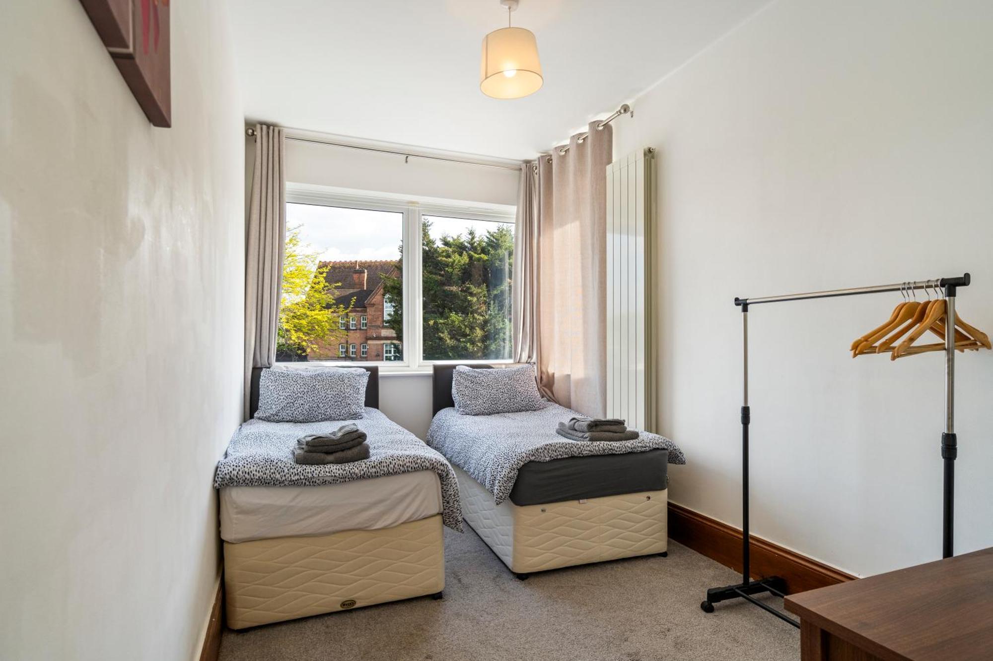Modern 2 Bedroom Apartment In Mitcham, London ภายนอก รูปภาพ