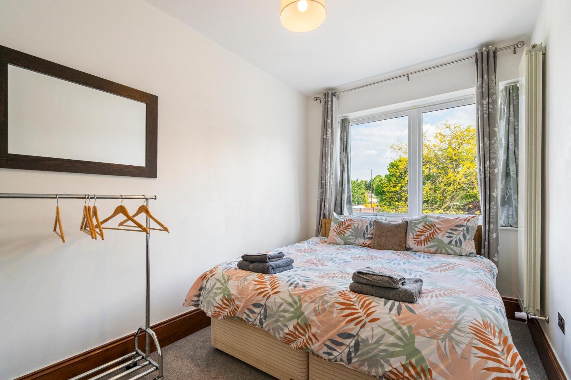 Modern 2 Bedroom Apartment In Mitcham, London ภายนอก รูปภาพ